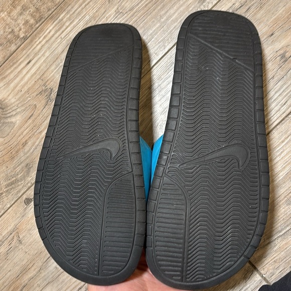 WOMAN’S NIKE BENASSI SLIDES TURQUOISE TEAL YELLOW & BLACK SIZE 11 - Picture 4 of 5